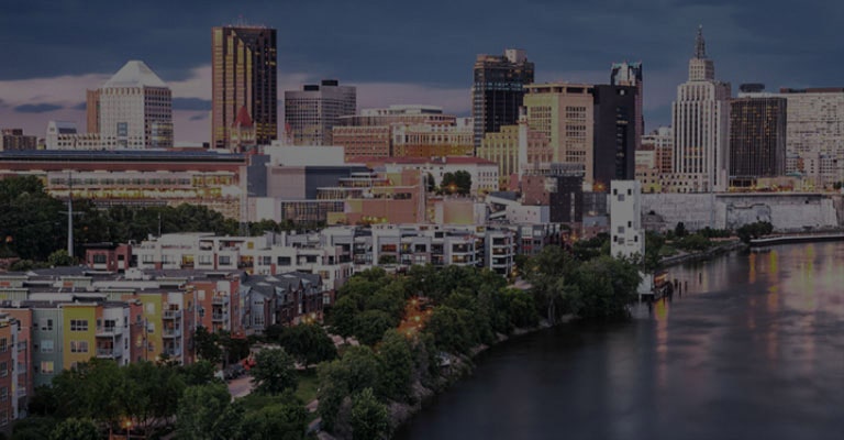 Paysage urbain terne en basse résolution. Le processeur IA alpha 11 apparaît. Différentes icônes circulaires se déplacent dans le paysage urbain, montrant comment le processeur analyse chaque élément du cadre. Le processeur émet des impulsions avec l’alimentation et l’image du paysage urbain est soudainement plus lumineuse et détaillée, et avec une résolution 4K grâce à la Mise à l’échelle supérieure IA.