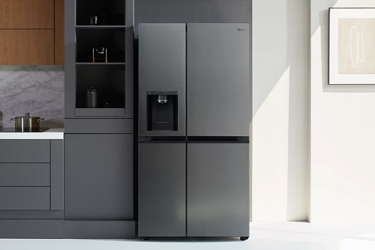 Il y a un réfrigérateur dans la cuisine