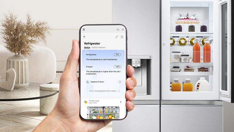 Vous pouvez voir le salon à l’arrière, la porte du réfrigérateur est ouverte et vous tenez votre téléphone avec vos mains.