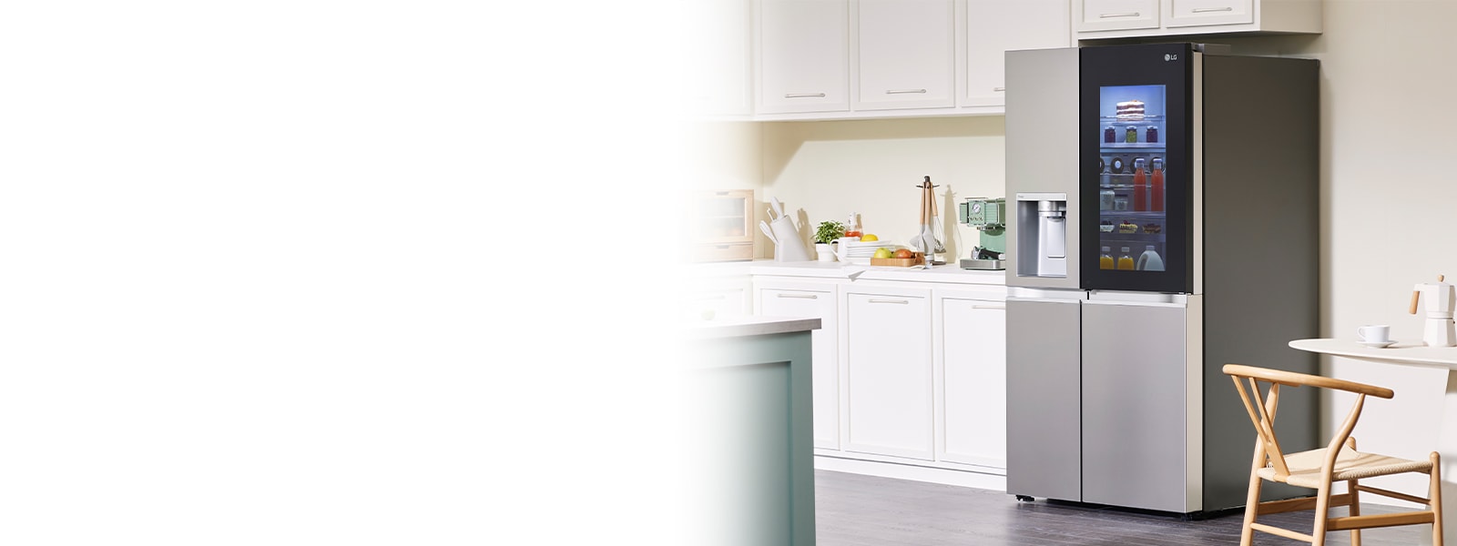 Il y a un réfrigérateur dans la cuisine avec une porte éclairée