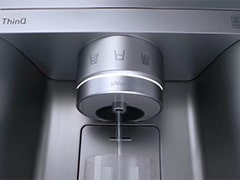 Le purificateur d’eau du réfrigérateur arrose la tasse