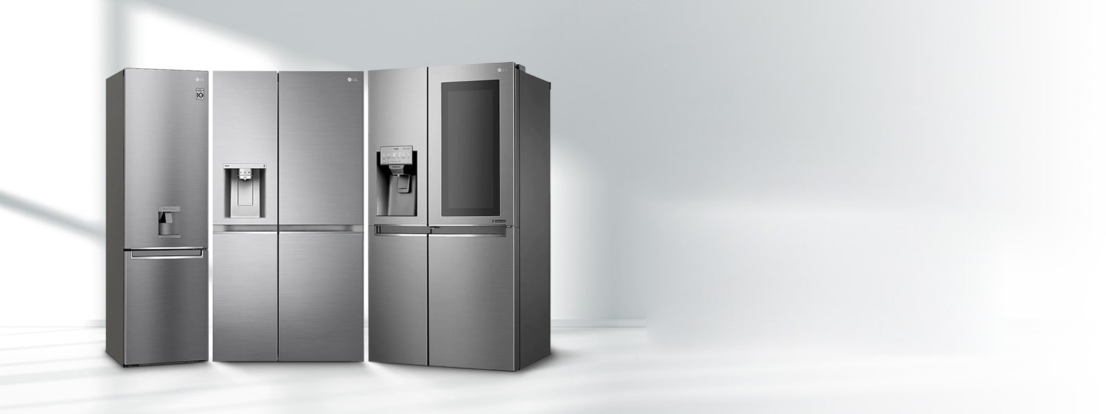 Il y a trois réfrigérateurs dans le cadre de la fenêtre