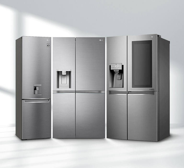 Il y a trois réfrigérateurs dans le cadre de la fenêtre