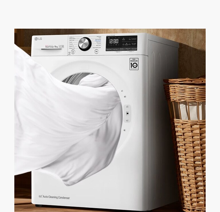 Vue d’un drap blanc en train d’être sorti d’un sèche-linge