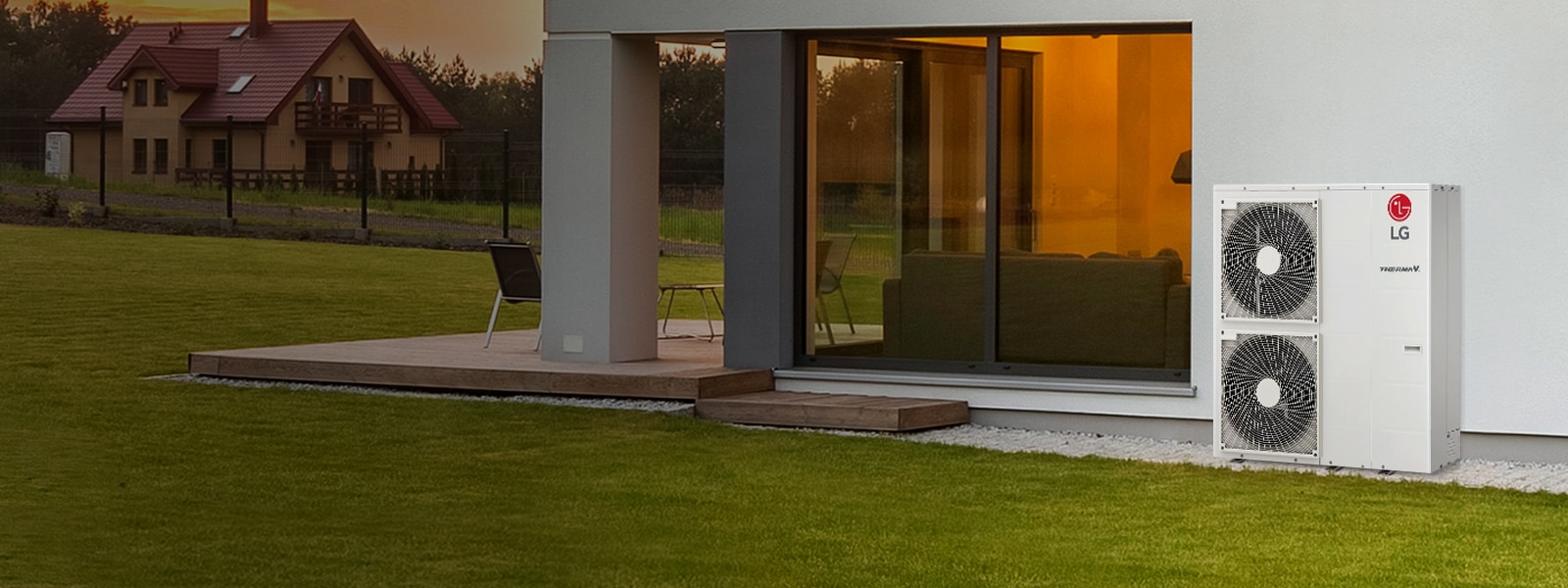 Le produit est fixé au mur dans un jardin où la pelouse est visible