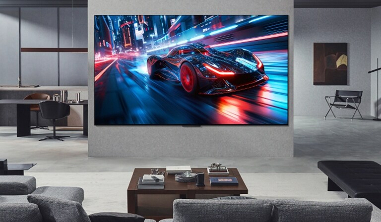 Salon avec une LG TV ultra large fixée au mur. À l’écran, on voit un jeu de course. En raison de la taille de l’écran, le contenu semble beaucoup plus immersif.