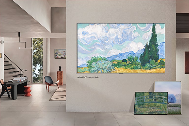 Intérieur d’une maison sophistiquée. De nombreuses œuvres d’art différentes sont affichées. Sur le mur central se trouve une LG TV avec des œuvres d’art populaires à l’écran. La TV ressemble à une peinture d’un musée.