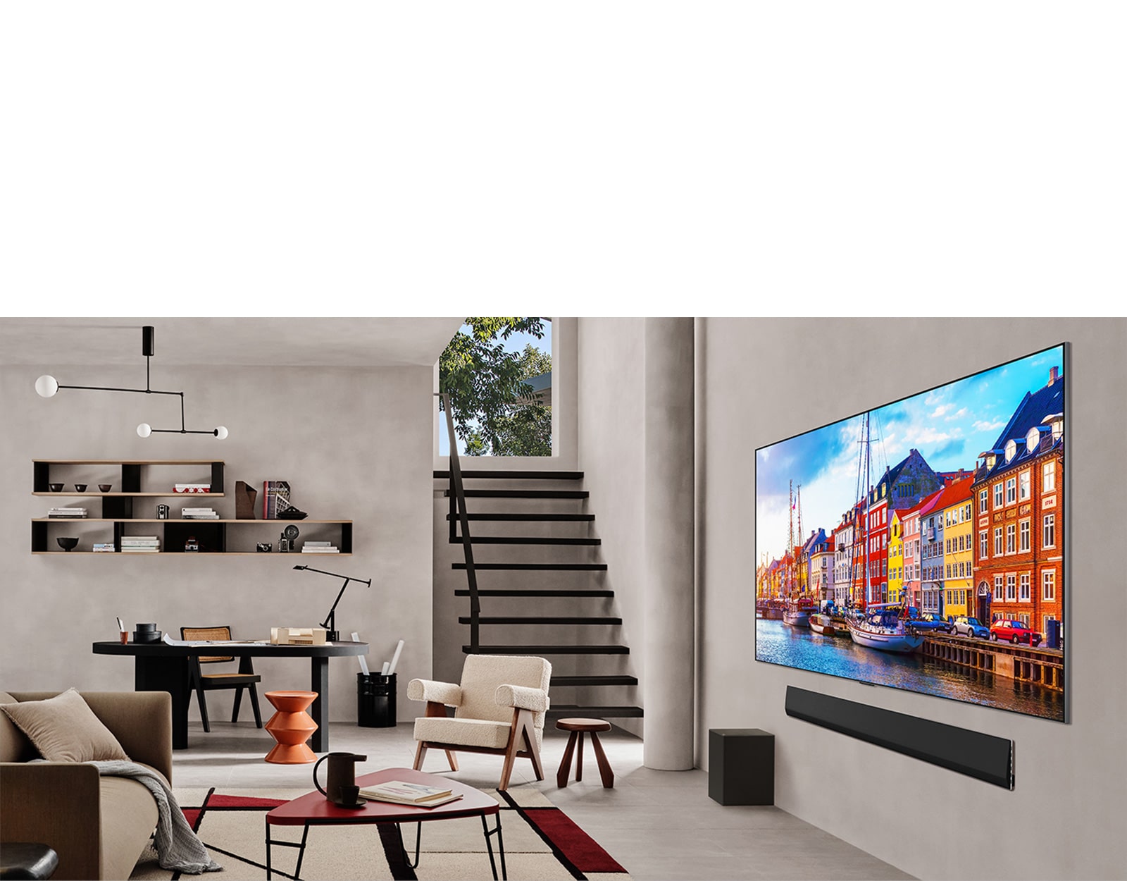 Salon avec une LG TV fixée au mur et une LG Soundbar.