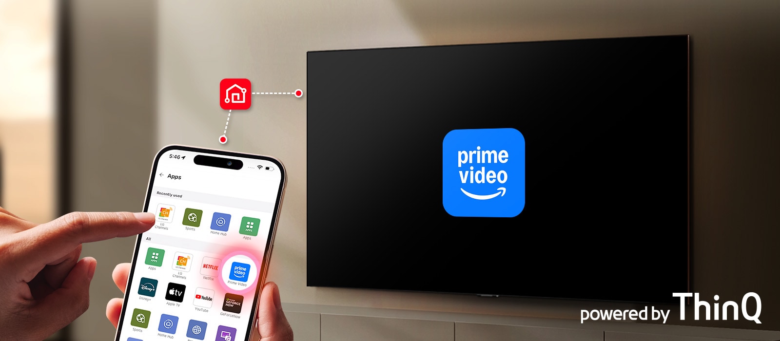 Une personne tenant un smartphone avec l’application LG ThinQ ouverte devant une LG Smart TV affichant le logo Prime Video, illustrant le lancement d’une application en un clic du téléphone à la TV.
