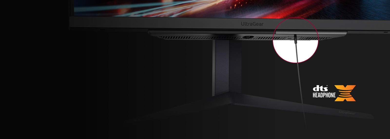 Le support montre la partie inférieure du moniteur qui comporte un port pour casque d'écoute quadripolaire et un câble pour casque d'écoute qui y est relié.