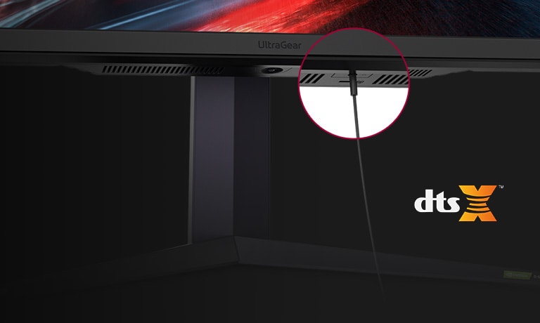 Le support montre la partie inférieure du moniteur qui comporte un port pour casque d'écoute à 4 pôles et un câble pour casque d'écoute qui y est relié.