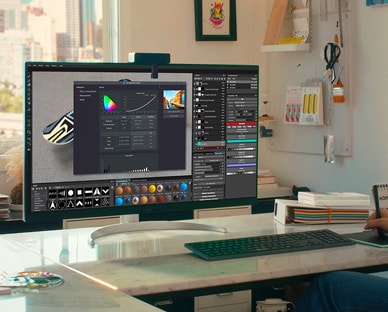 Scène d’un créateur avec le modèle 32UQ85R.