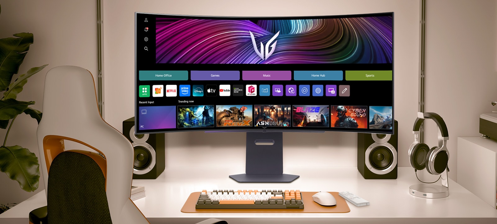 La vidéo montre un moniteur orienté vers l’avant sur un bureau, alternant entre images webOS et visuels de jeu.