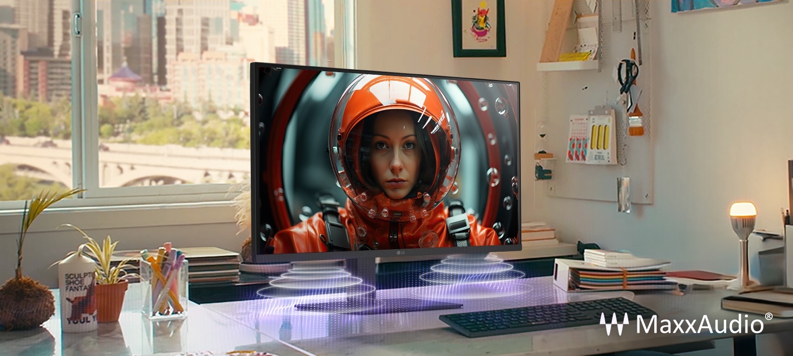 Un poste de travail avec un moniteur LG qui affiche une image d’une femme en combinaison spatiale, améliorée avec des effets visuels MaxxAudio qui suggèrent une projection du son via un haut-parleur intégré.	