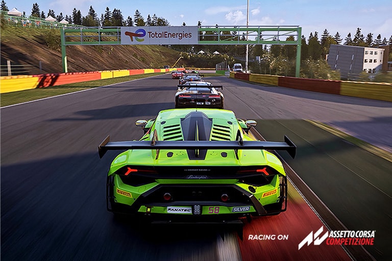 Image d’une voiture verte sur une piste automobile.	