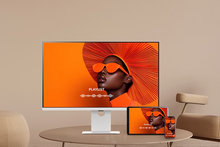 Une photo montrant un moniteur intelligent connecté à un ordinateur portable via USB-C, présentant le chargement et le transfert de données.