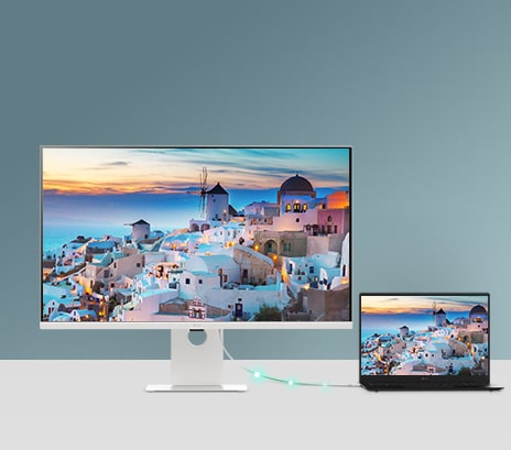 Une photo présentant les LG Smart Monitors dans un bureau et à la maison.