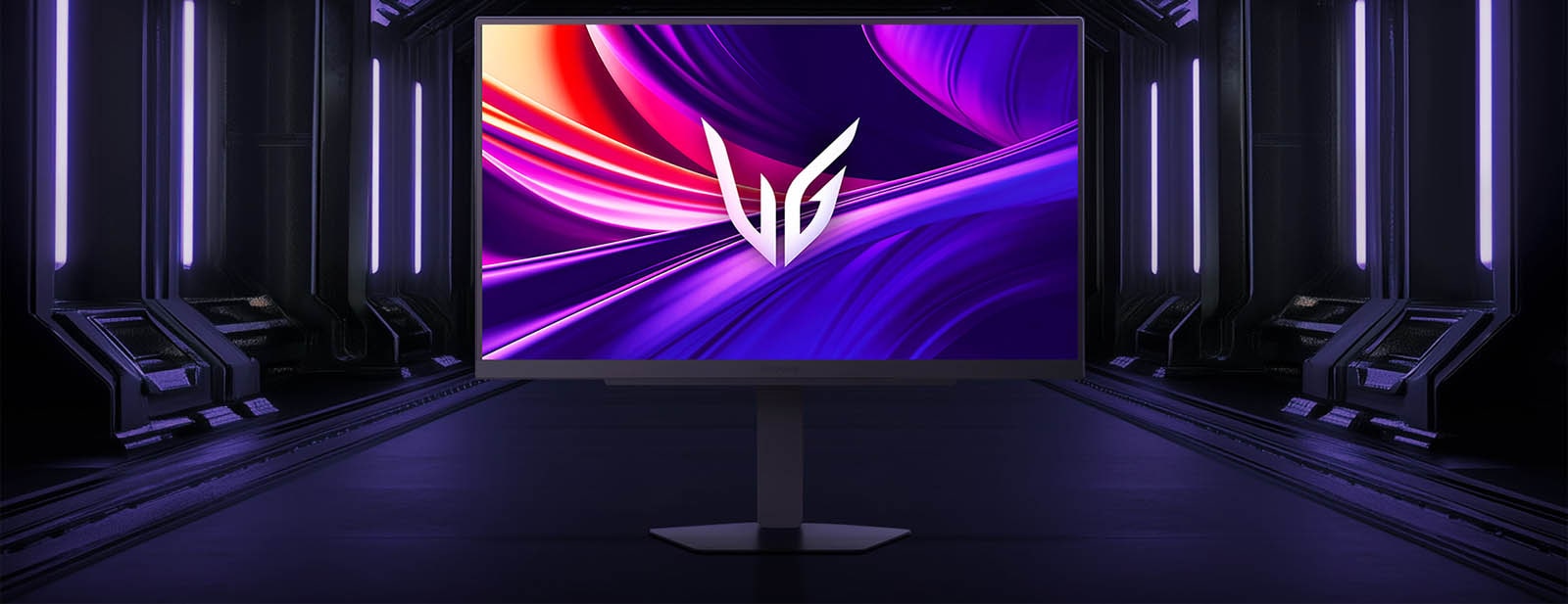 Vue avant du moniteur pour jeu LG UltraGear™ 27G810A sur sa base hexagonale, installé dans un couloir futuriste éclairé par des néons&nbsp;; l’écran montre des tourbillons violets et rouges éclatants avec le logo UltraGear au centre.