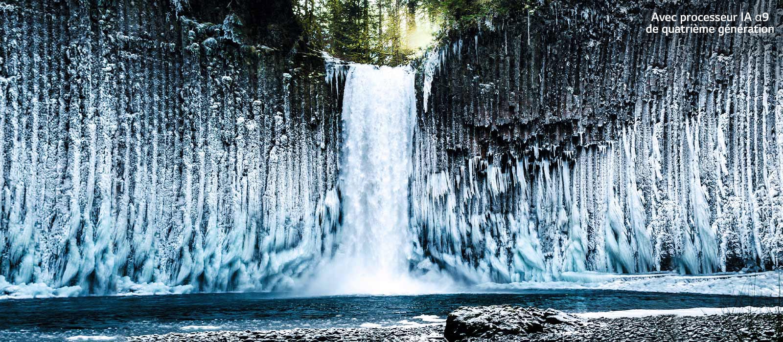 Comparaison avec curseur de la qualité d’image d’une chute d’eau gelée dans une forêt.