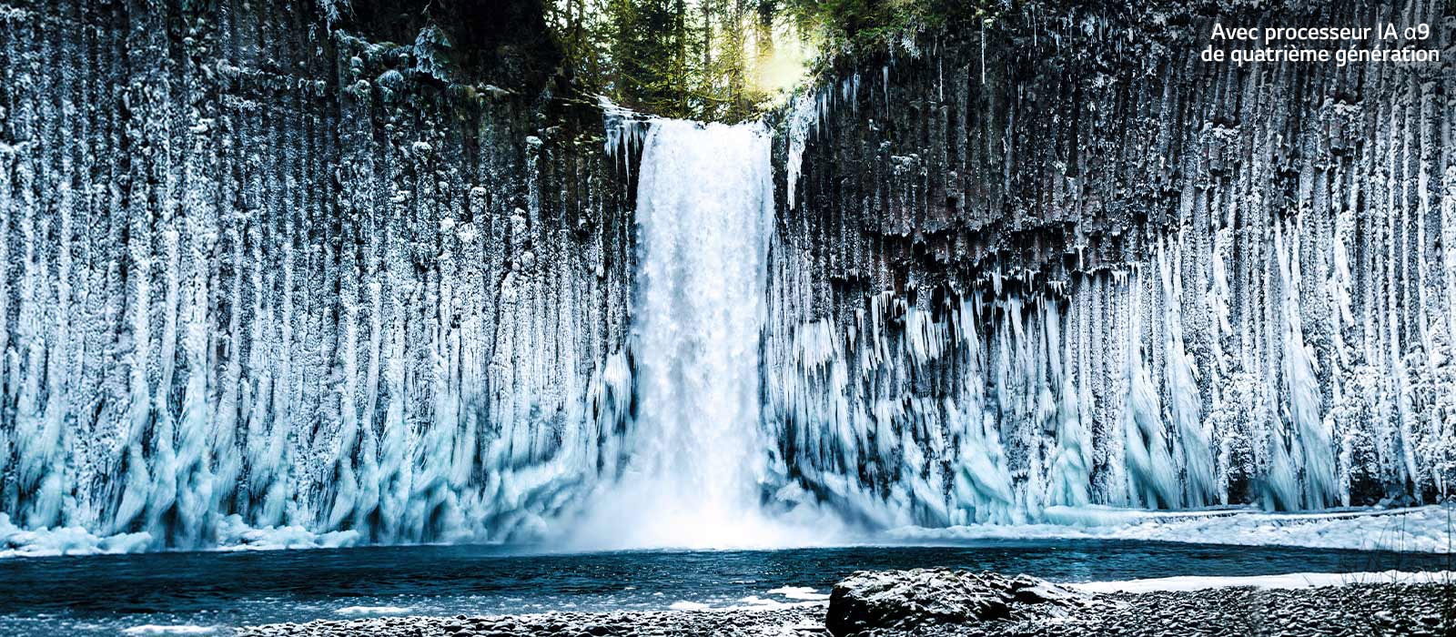 Comparaison avec curseur de la qualité d’image d’une chute d’eau gelée dans une forêt.