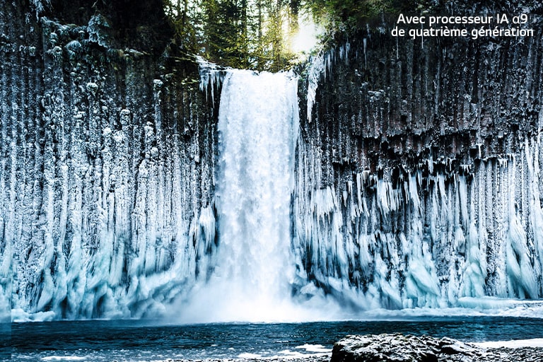 Comparaison avec curseur de la qualité d’image d’une chute d’eau gelée dans une forêt.