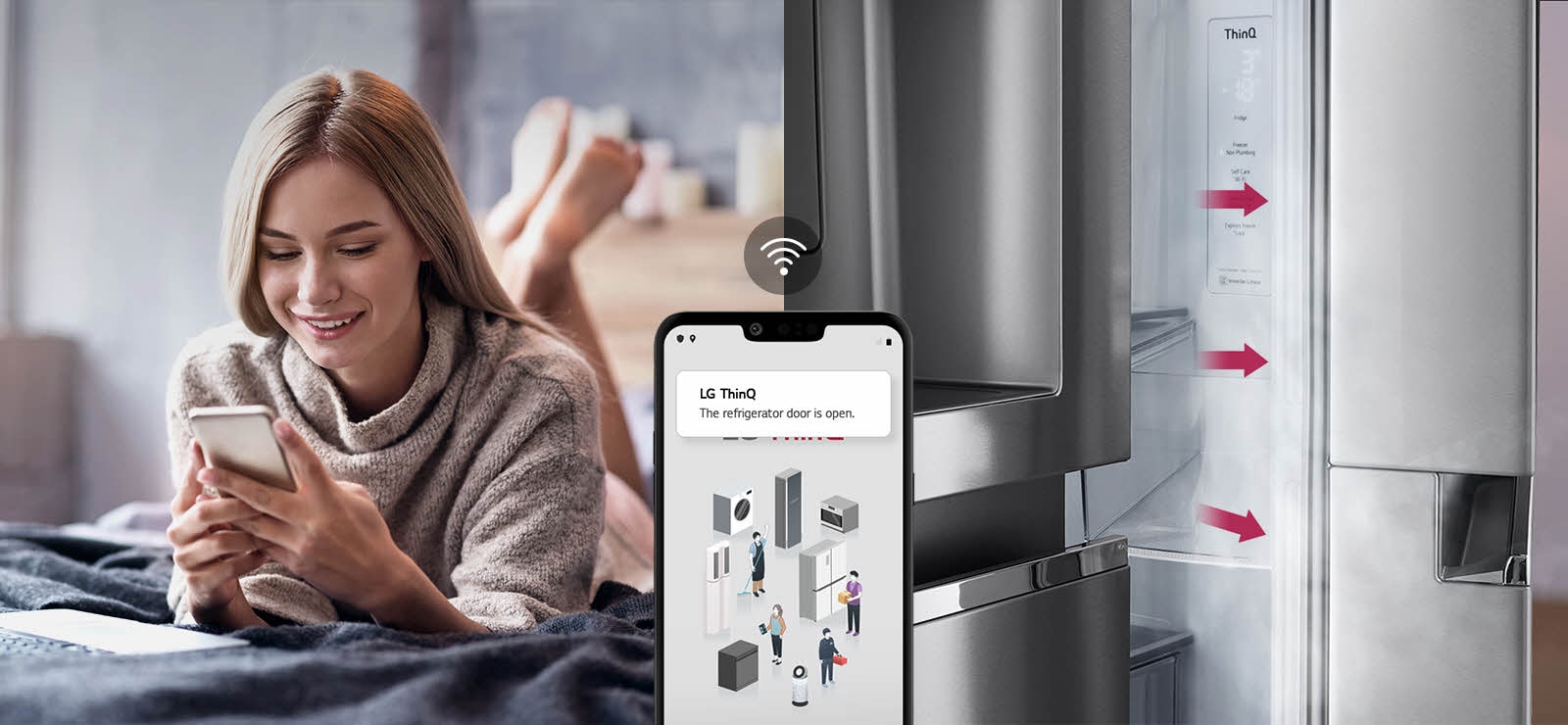 Une femme allongée sur un lit regarde l’écran de son téléphone sur une image. La deuxième image montre la porte du réfrigérateur restée ouverte. Au premier plan des deux images se trouve l’écran du téléphone qui affiche les notifications de l’application LG ThinQ et l’icône Wifi au-dessus du téléphone.