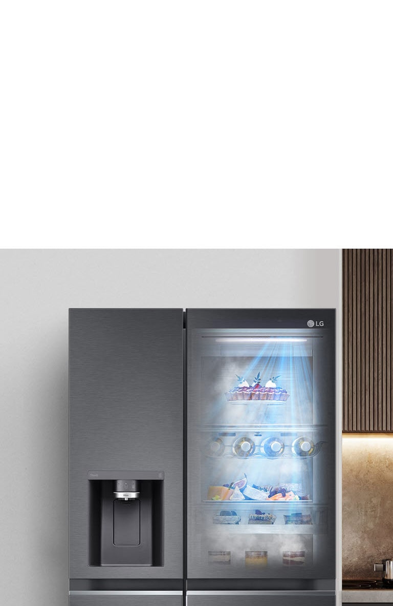 Vue de face d’un réfrigérateur InstaView noir avec lumière à l’intérieur. Le contenu du réfrigérateur est visible à travers la porte InstaView. Des rayons de lumière bleue éclairent le contenu de la fonction DoorCooling.