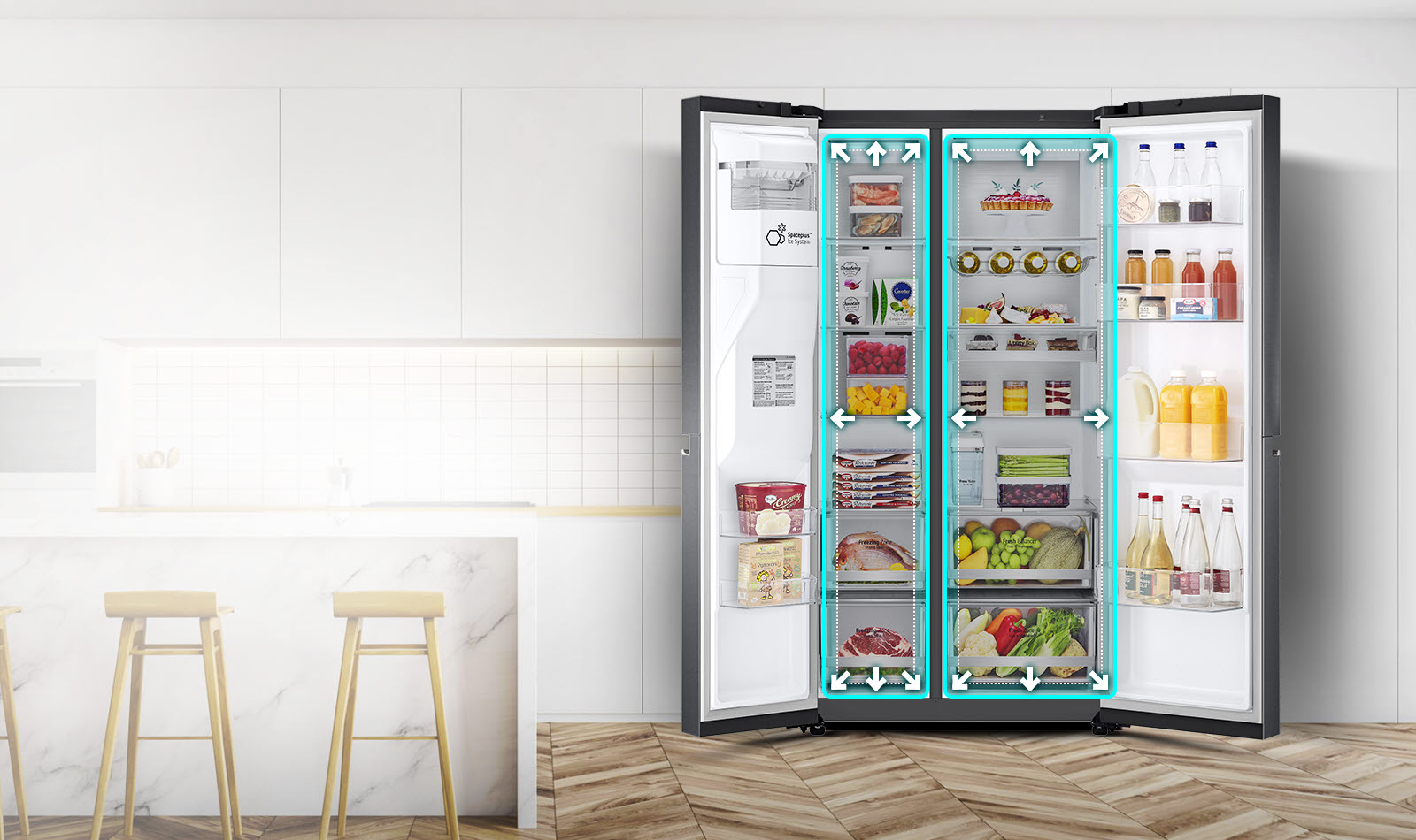 Une vidéo commence par présenter la vue de face du réfrigérateur avec les deux portes grandes ouvertes. Les espaces intérieurs sont délimités par des lignes au néon et des flèches commencent à pousser les lignes pour montrer que la surface intérieure est désormais plus grande. Le carré en néon autour des espaces intérieurs clignote pour montrer la différence entre le nouvel espace et l’ancien espace plus petit qui est maintenant délimité par une ligne blanche en pointillé.