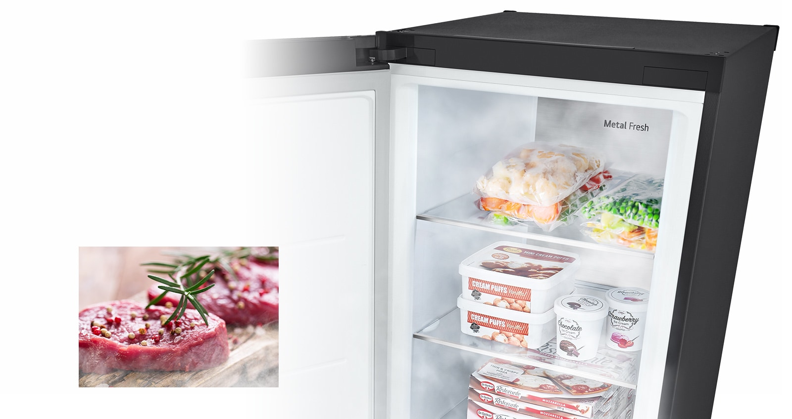 Une image présente un congélateur ouvert rempli de produits et de l’air froid qui est soufflé. La seconde image présente de la viande crue décongelée prête à être cuite.