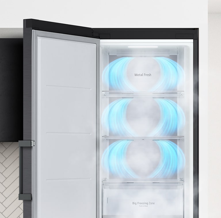 Le congélateur est présenté avec la porte en train de s’ouvrir. Un air bleu est soufflé depuis le haut de chaque section pour entourer complètement les aliments à l’intérieur.