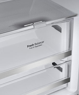 Les décorations métallisées à l’intérieur du réfrigérateurs sur les tiroirs sont mises en valeur et mentionnées comme « Décoration métallique » sur la photo.