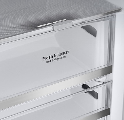 Les décorations métallisées à l’intérieur du réfrigérateurs sur les tiroirs sont mises en valeur et mentionnées comme « Décoration métallique » sur la photo.