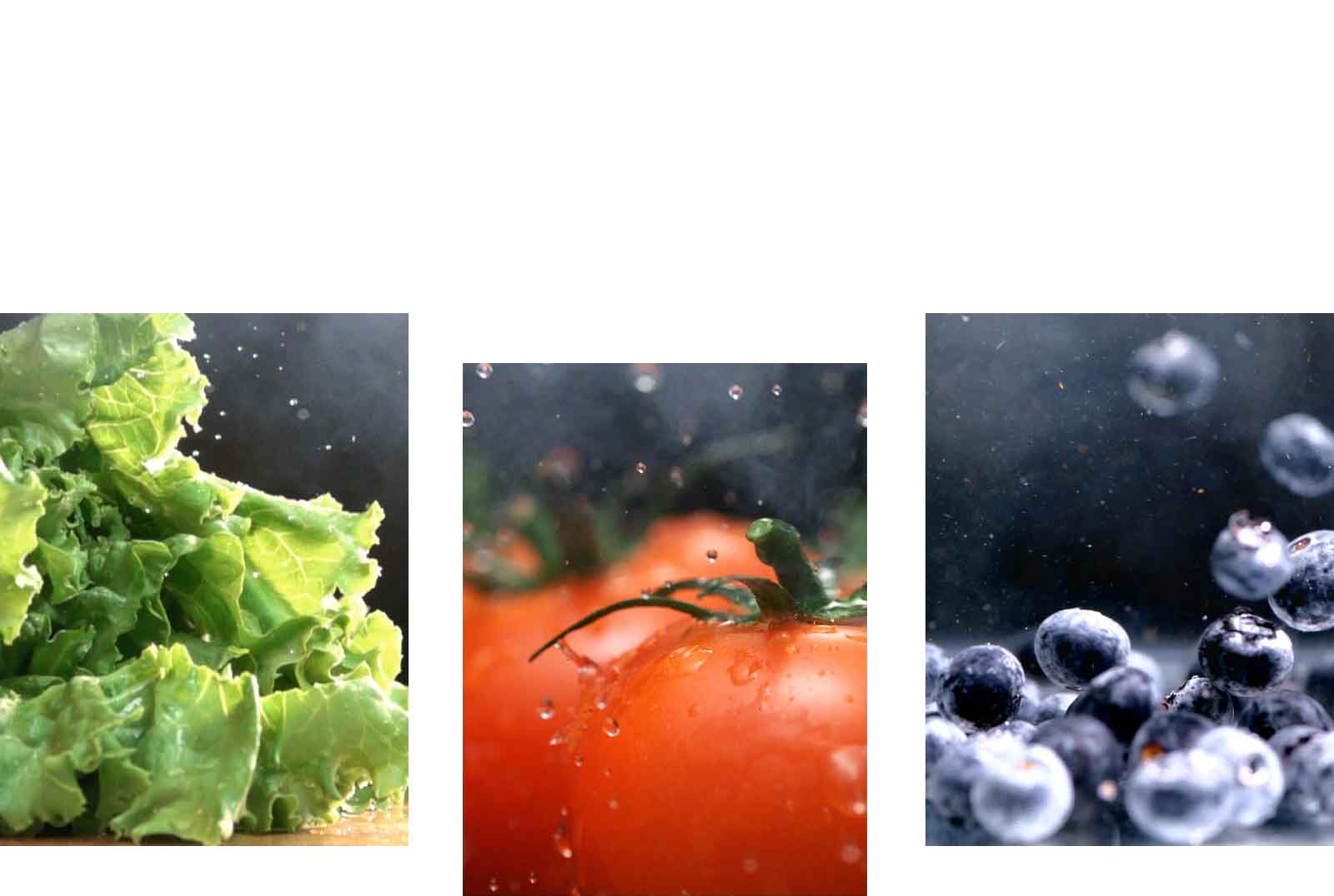 Une vidéo en gros plan de l’eau s’égouttant d’une laitue verte croquante jouxte une vidéo en gros plan de l’eau tombant sur des tomates rouges fraîches, ainsi qu’une vidéo de bleuets humides et brillants en mouvement.