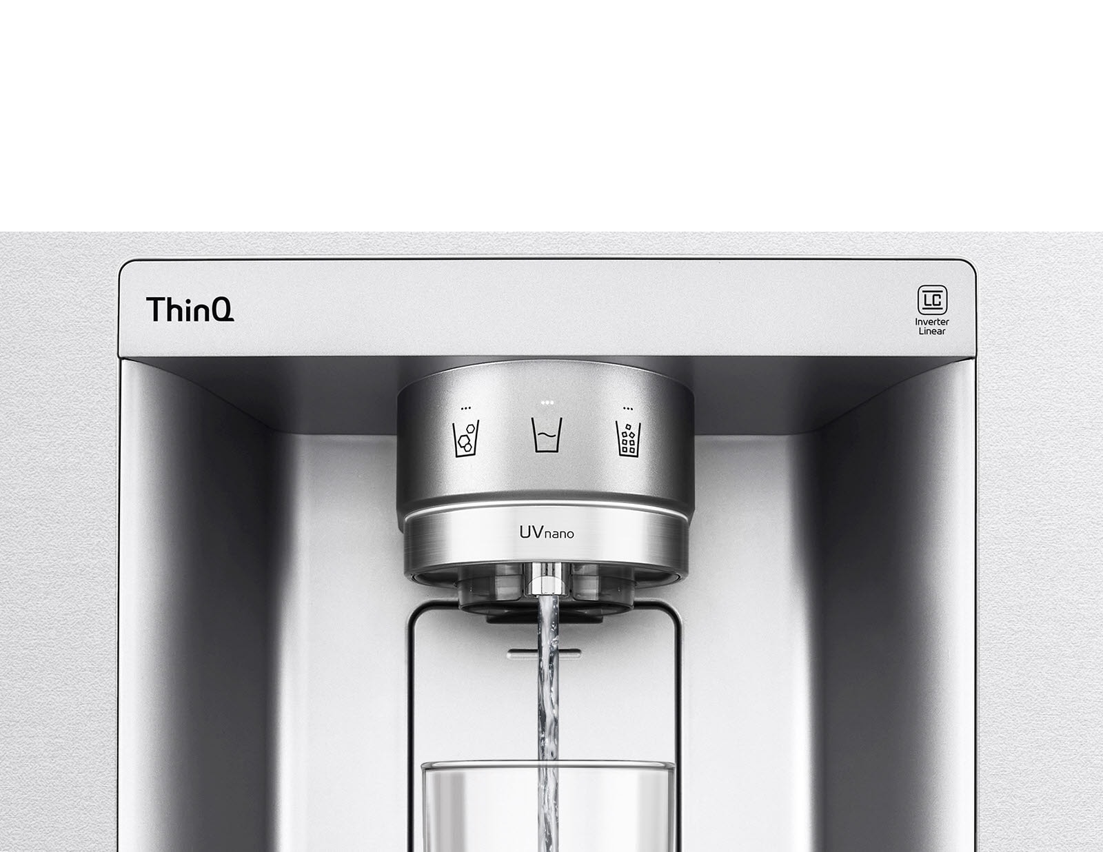 Une vidéo commence par un zoom sur le distributeur d’eau. L’extérieur du réfrigérateur devient clair et l’intérieur de la porte ainsi que les pièces mécaniques de la buse du distributeur peuvent alors être vus. La vidéo zoome davantage pour montrer les gouttelettes d’eau lorsqu’elles tombent à travers la partie UVnano de la buse, ce qui élimine les bactéries. La vue effectue un zoom arrière pour voir à nouveau l’extérieur du réfrigérateur pendant que l’eau est distribuée dans un verre.