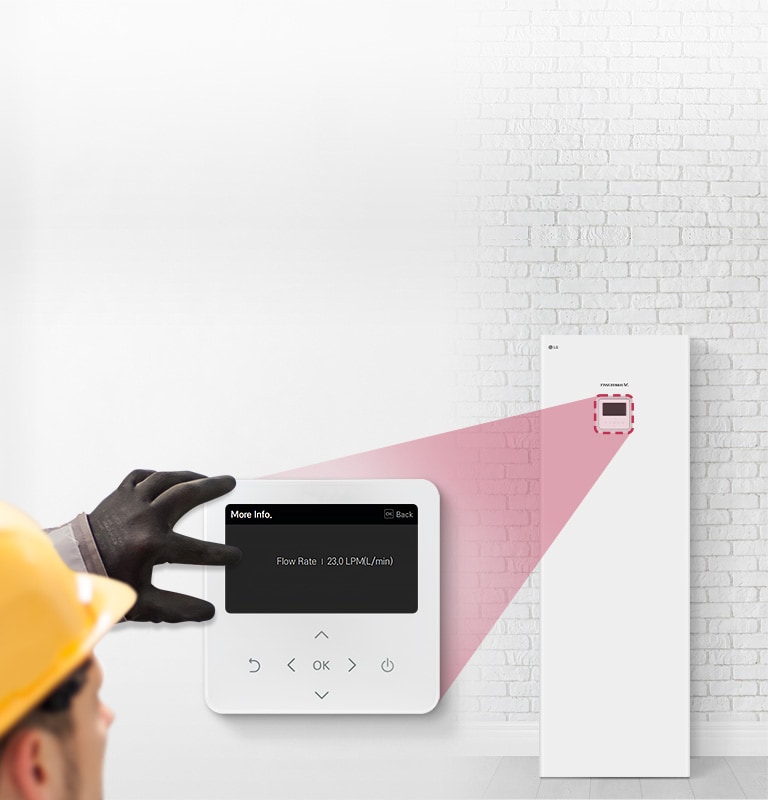 Une image d’un technicien en train de regarder le moniteur de la télécommande du produit.