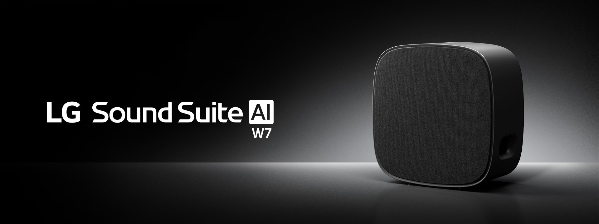 Caisson de basses LG Sound Suite W7 avec une finition noire raffinée, placé sur une surface noire pour des systèmes audio surround premium