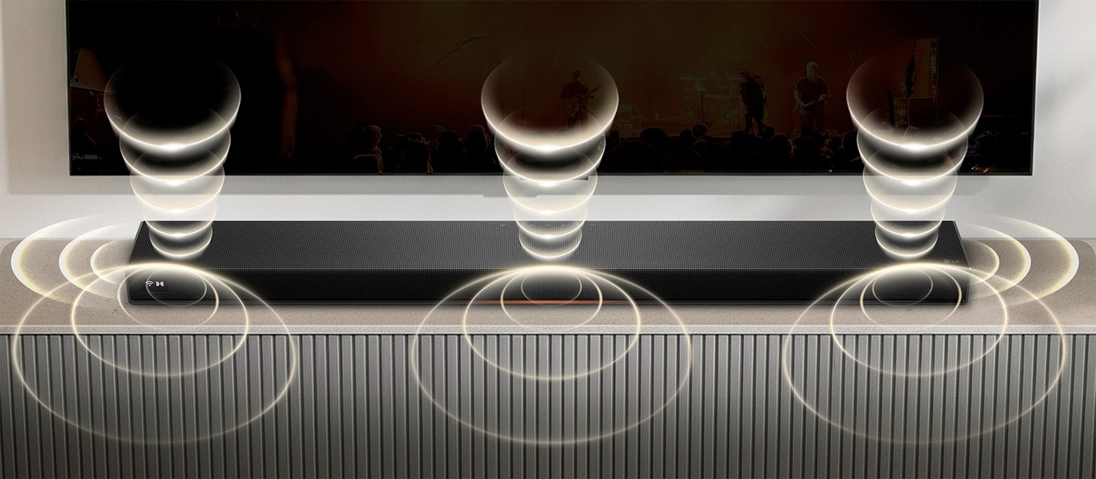 La barre de son LG Sound Suite H7 sous une TV émet des ondes sonores superposées vers le haut, l’avant et le côté, illustrant le processeur AI Upmix by Alpha 11