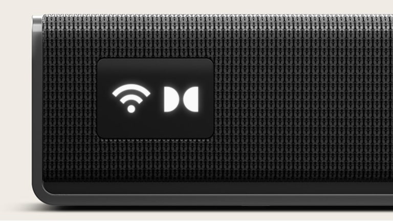 Gros plan de la barre de son LG Sound Suite H7, dotée d’un écran OLED intelligent pour le contrôle, avec des icônes WiFi et Dolby Atmos.