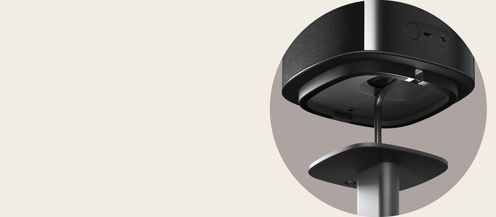 'Vue de dessous d’une enceinte sans fil LG Sound Suite mettant en évidence la base robuste et la connexion au support
