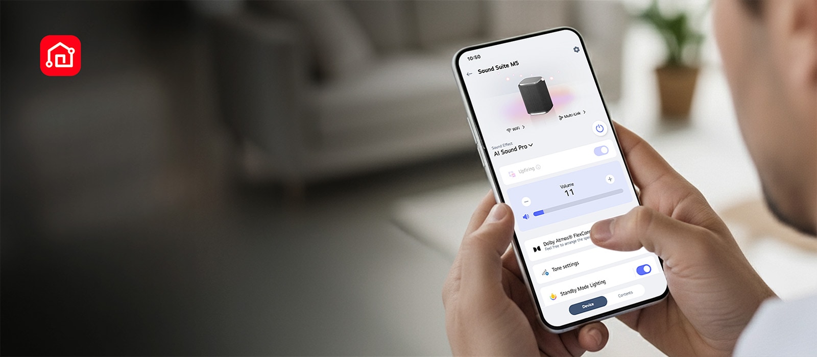 Une personne tenant un smartphone avec l’application LG ThinQ ouverte, montrant un contrôle facile de la LG Sound Suite