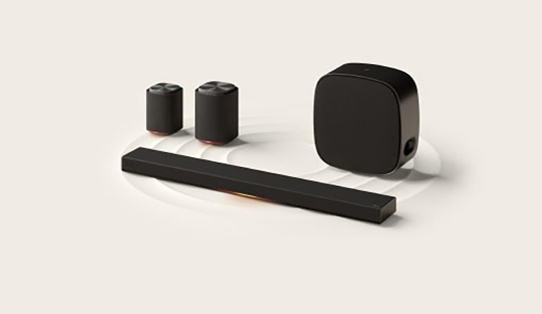 Ensemble LG Sound Suite avec une barre de son noire, deux enceintes et un caisson de basses connecté sans fil