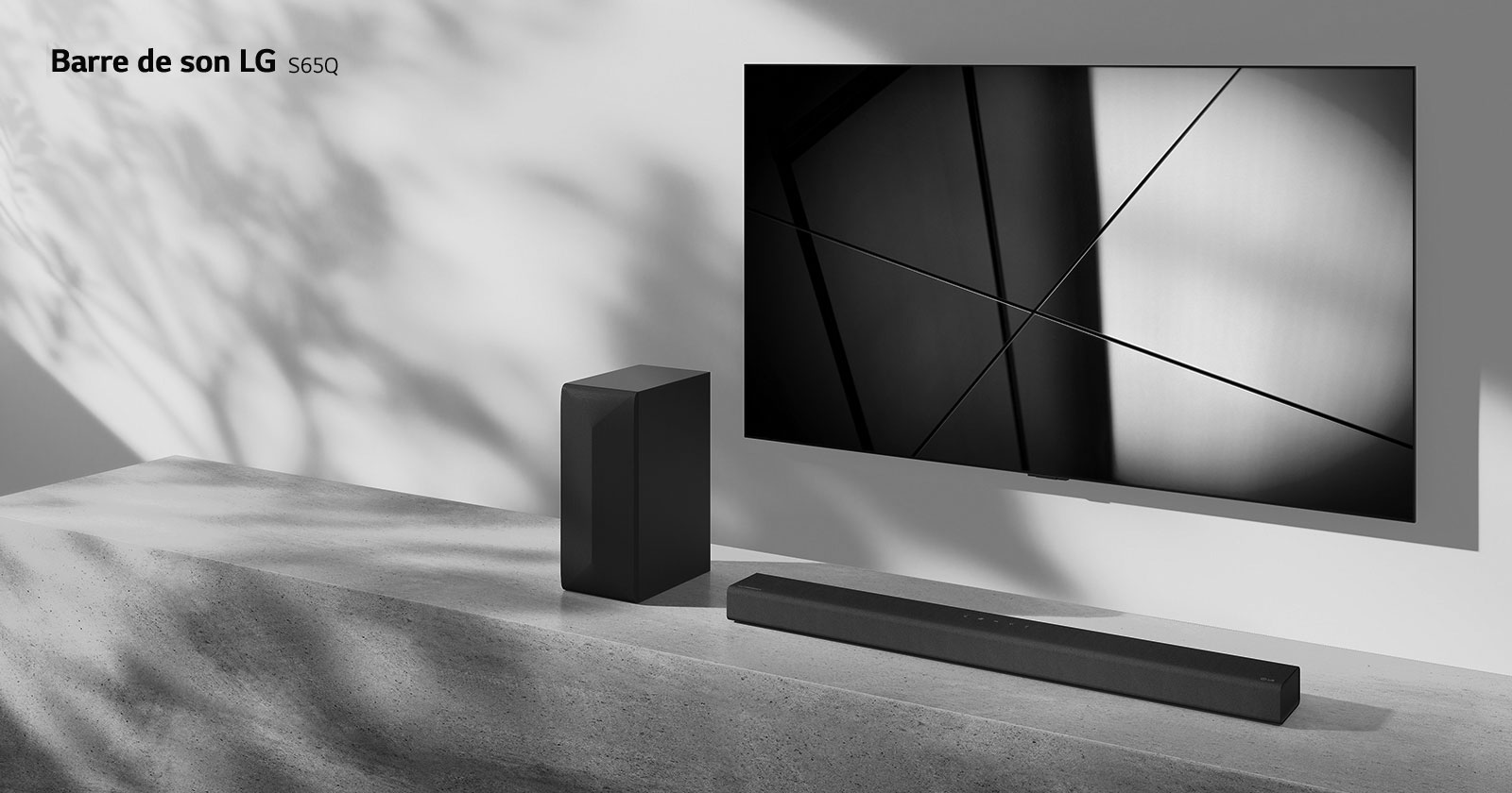 La barre de son S90QY de LG et le téléviseur LG sont placés ensemble dans le salon. Le téléviseur est allumé et projette une image en noir et blanc.