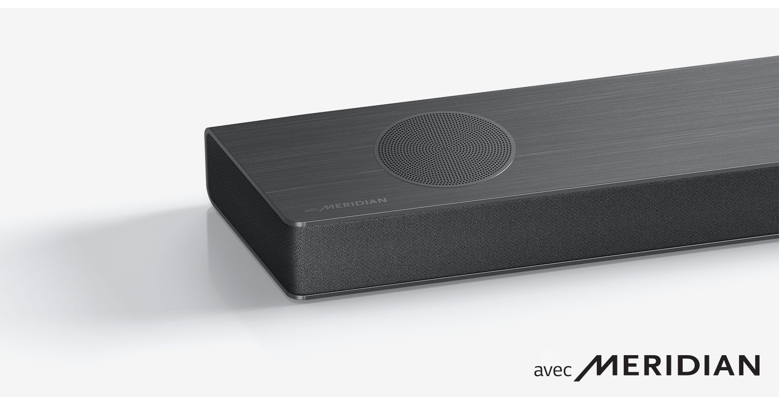 Gros plan sur le côté gauche de la barre de son LG, avec le logo Meridian en bas à gauche sur un produit.