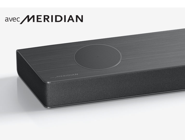 Gros plan sur le côté gauche de la barre de son LG, avec le logo Meridian en bas à gauche sur un produit.