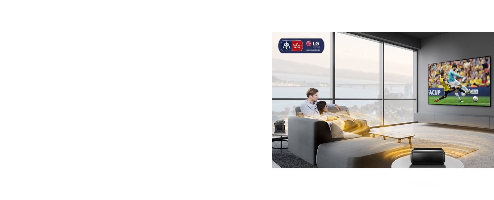 Homme et femme regardent un match de sport dans le salon avec des haut-parleurs bleutooth