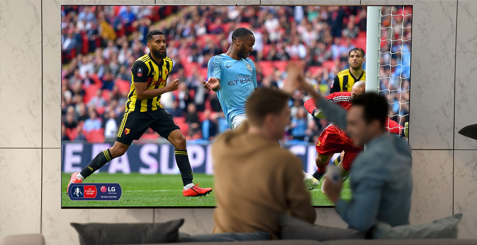 Les gens regardent un match de sport à la télévision dans le salon avec une télévision à écran ultra large