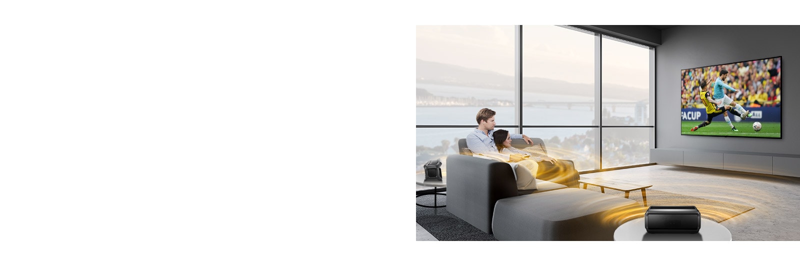 Homme et femme regardent un match de sport dans le salon avec des haut-parleurs bleutooth