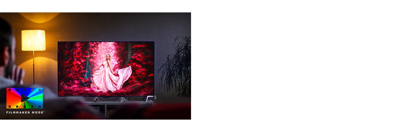 Un homme assis sur un canapé dans le salon, regardant un film coloré sur l'écran du téléviseur.