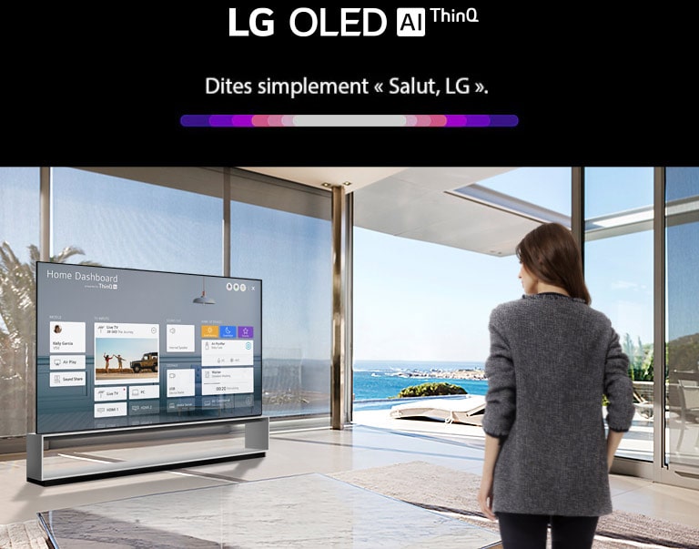 Une femme assise sur une chaise dans le salon et regardant le tableau de bord Accueil affiché à l’écran du téléviseur