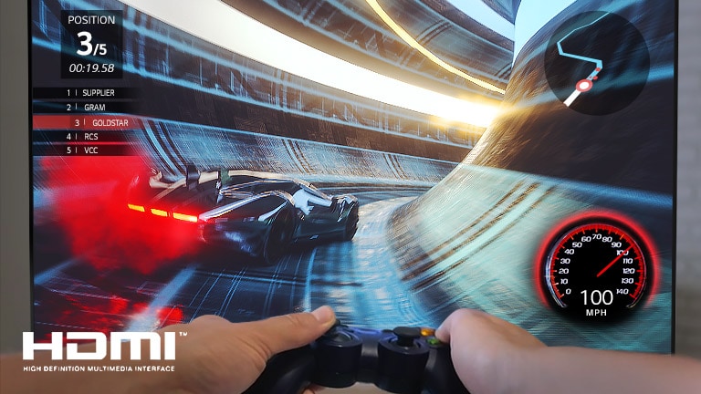 Un gros plan sur le joueur qui joue à un jeu de course sur un écran TV